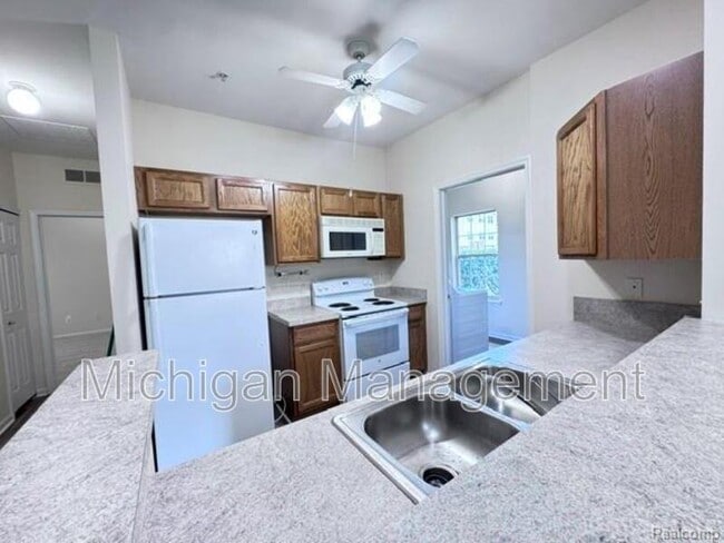 Building Photo - 488 Village Dr