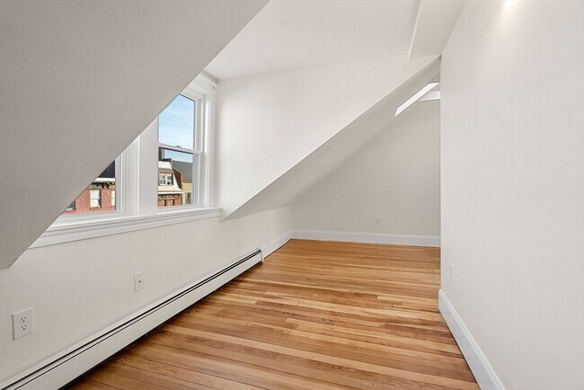 Building Photo - 294 Meridian St