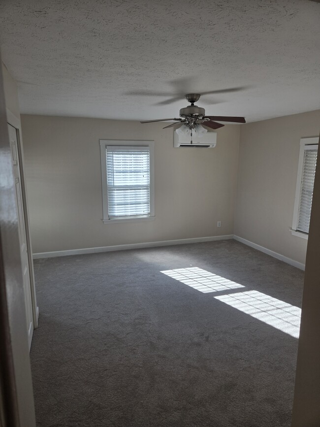 Building Photo - 5 Spaulding Ln