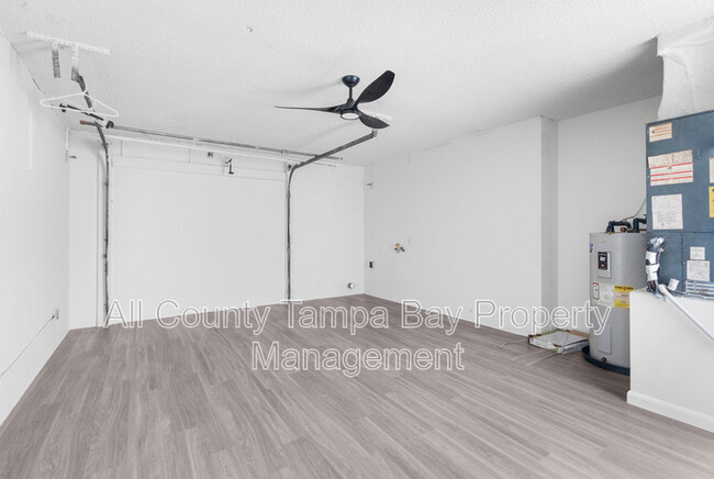 Building Photo - 905 N Newport Ave