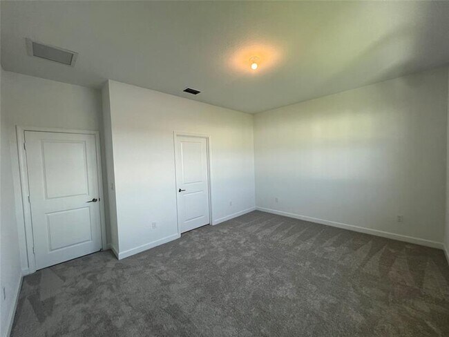 Building Photo - 655 SE Lk Fls St