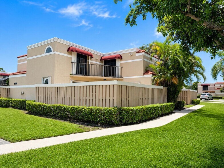 Building Photo - 3725 Village Dr