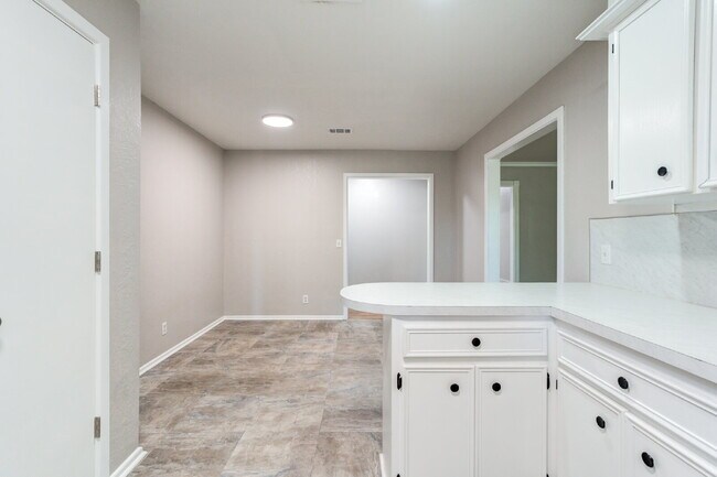 Building Photo - Renovated Three-Bedroom home in Central Lu...
