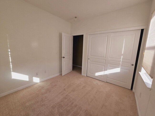 Building Photo - Modern Spacious Townhome in San Pablo