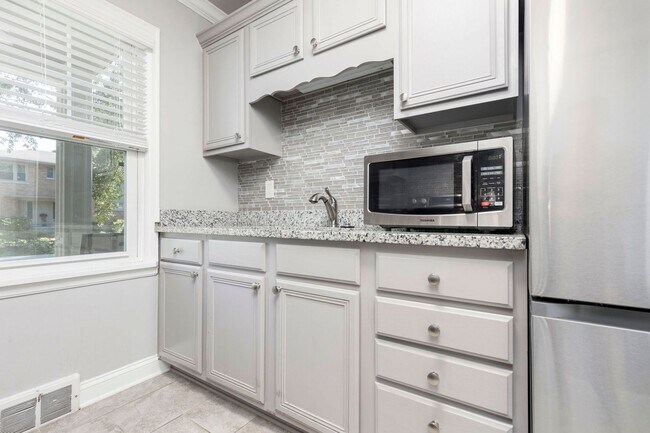 Building Photo - 1166 Castlevale Dr