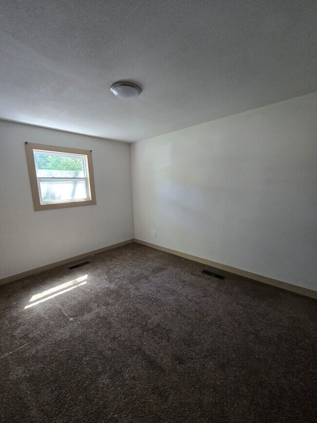 Building Photo - 3 bedroom 1 bath house