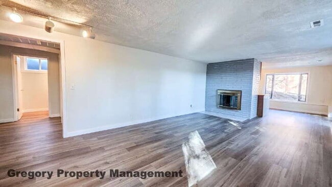 Building Photo - Spacious 5-Bedroom Kirkland Home – Daylight Basement, RV Parking, Quiet Private Drive & Top Schools!