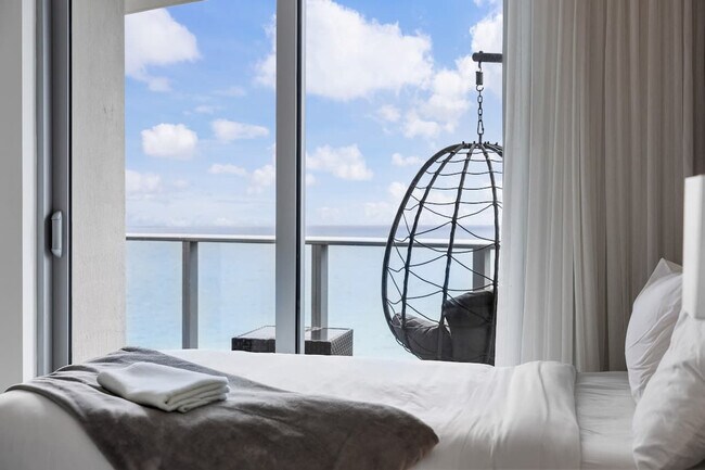 Building Photo - 4011 S Ocean Dr