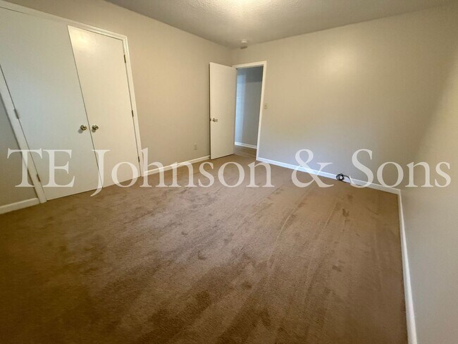 Building Photo - Charming 3 Bedroom Home Near Country Club ...