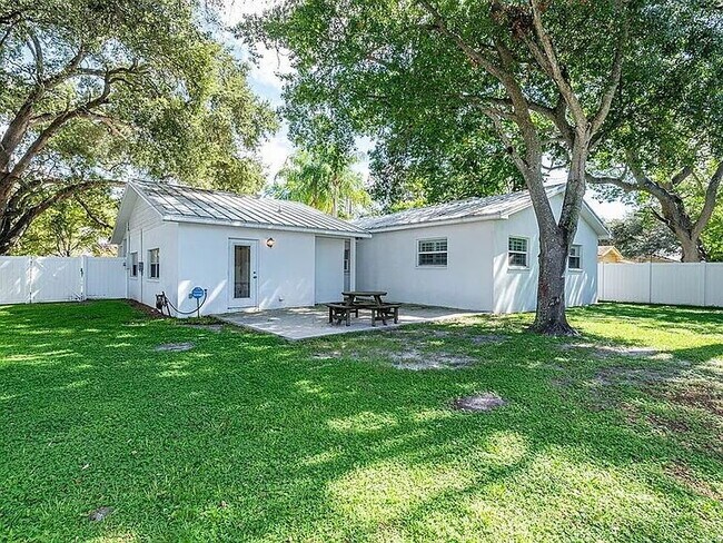 Building Photo - Beautiful Virginia Park Home | Huge Backyard + Pet Friendly
