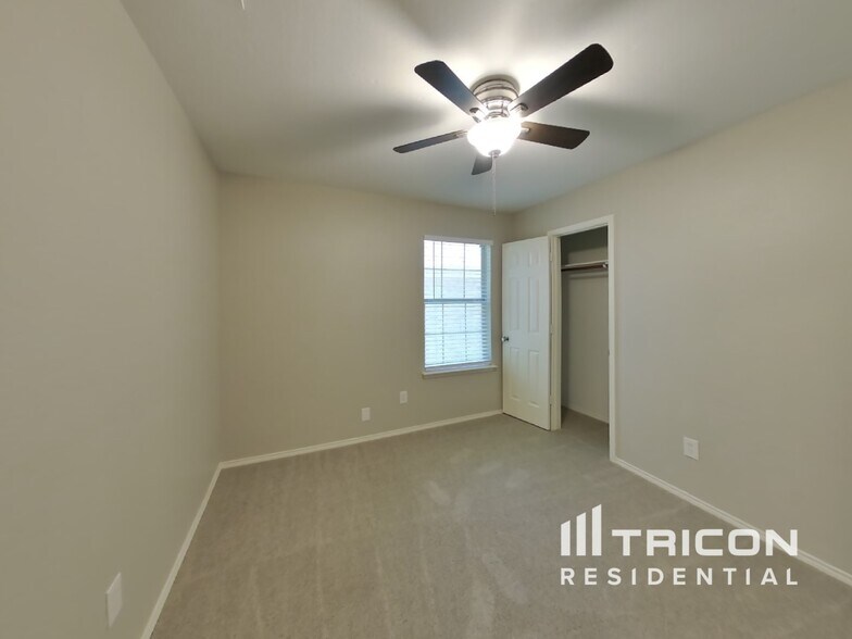 Building Photo - 834 San Jacinto Dr