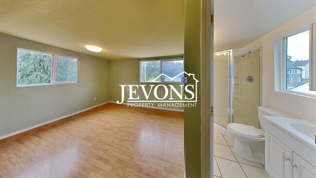 Building Photo - $1,000 Rent Credit if move-in occurs befor...