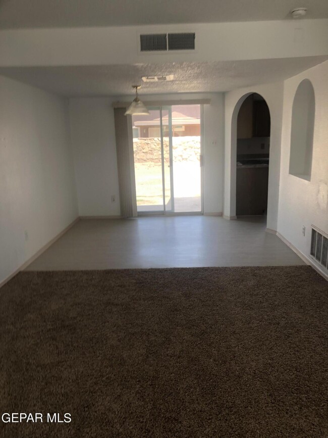 Building Photo - 409 Valle Fertil Dr