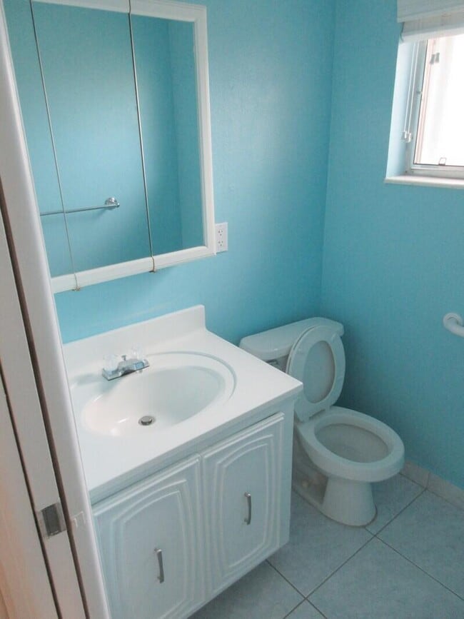 Building Photo - 2572 Emory Dr W