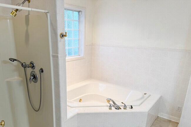 Building Photo - 303 Putnam Dr