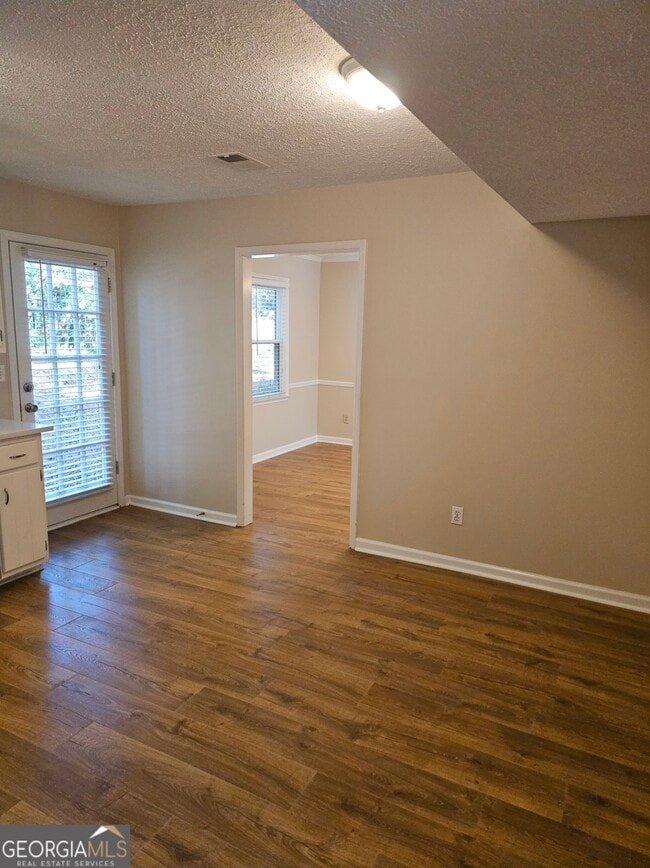 Building Photo - 102 Sauterne Way