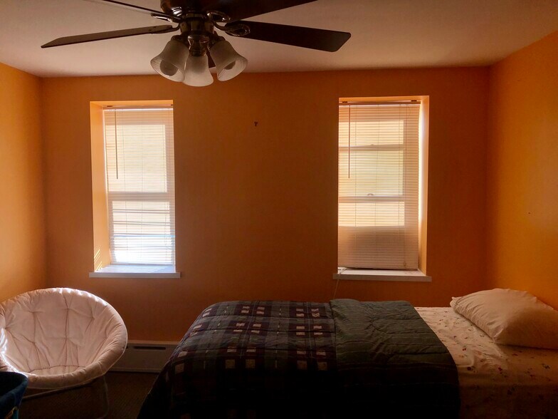 Building Photo - 711 Clymer St