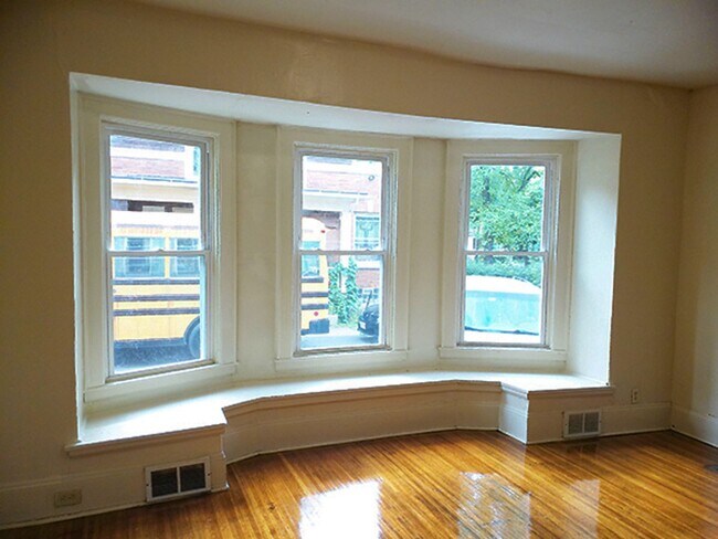 Building Photo - AVAILABLE 8/1/26 - Bright and Spacious One...