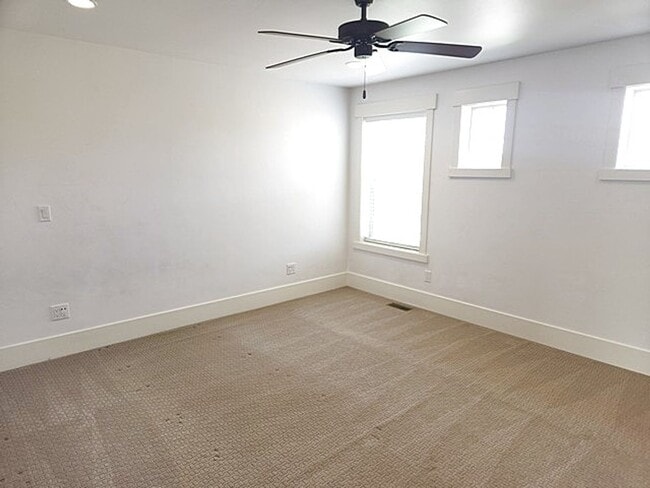 Building Photo - Well Appointed Townhome with Amenities
