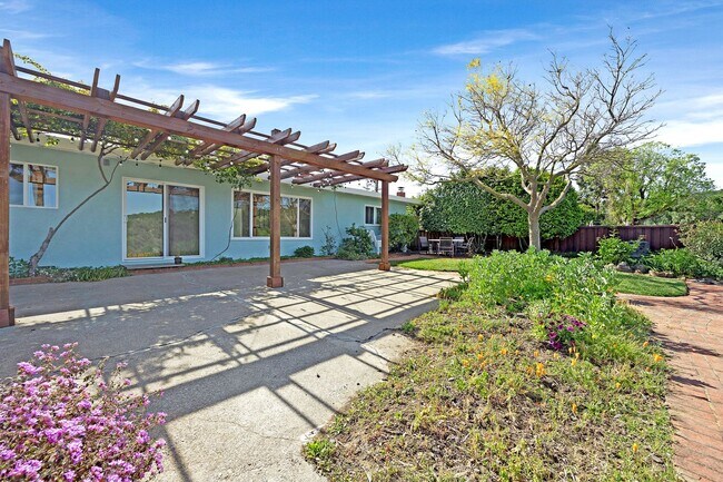 Building Photo - One level home Crockett, magnificent VIEWS
