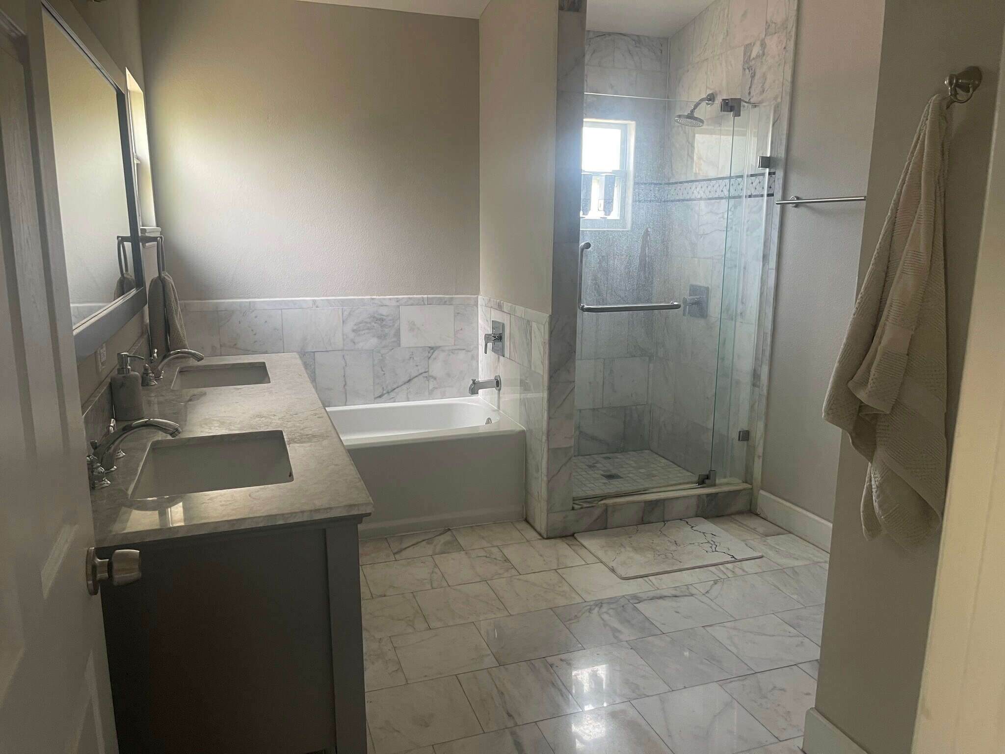 En suite bath - 5679 Kelly Dr N