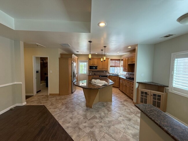 Building Photo - Charming 2-Bedroom Front House in Prime Lakewood Location