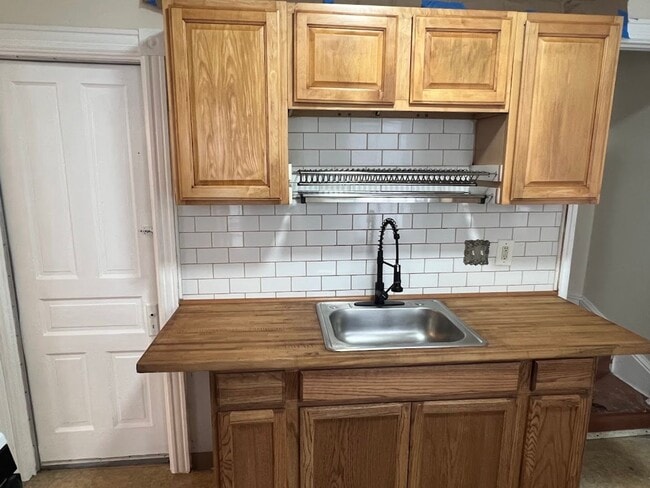 Building Photo - Spacious 5/6 Bedroom/ 2 Bath House for Rent
