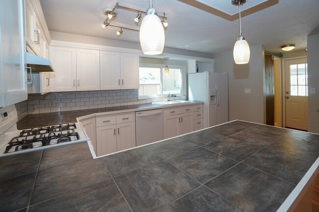 Building Photo - 5707 N Bogart Ln