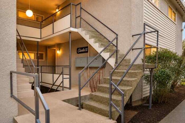 Building Photo - North Beacon Hill 1 Bedroom Apartment for Rent | Beacon Hill Light Rail Access, Balcony, Hardwood...