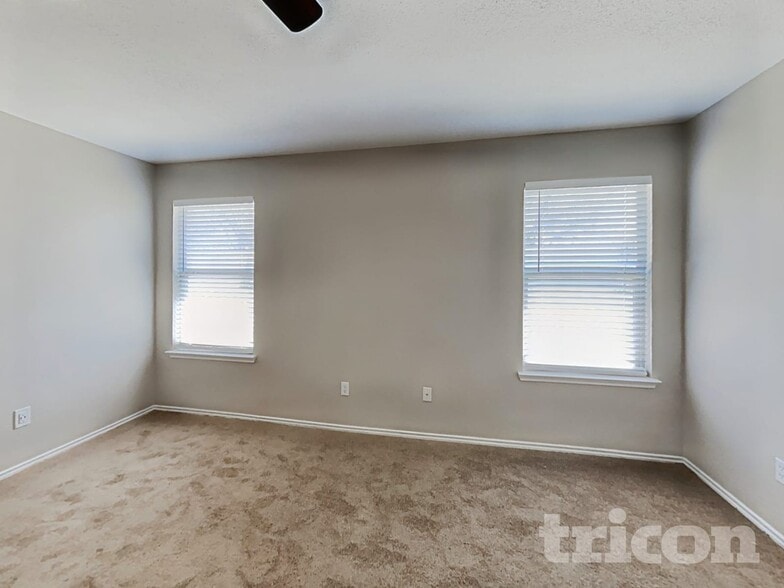 Building Photo - 326 Bob White Dr