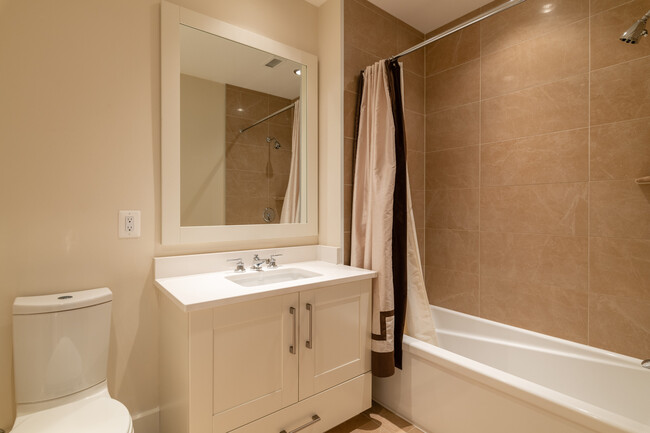 Ensuite bath in secondary BD - 601 N Fairfax St