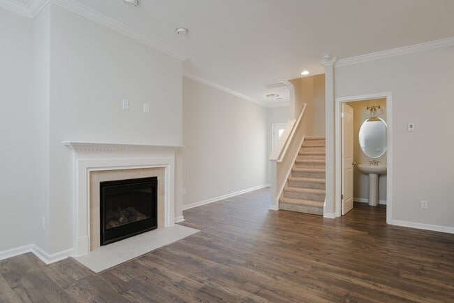 Building Photo - Gorgeous End-Unit Townhome with Spacious Layout!