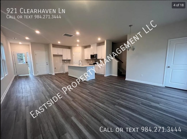 Building Photo - 921 Clearhaven Ln
