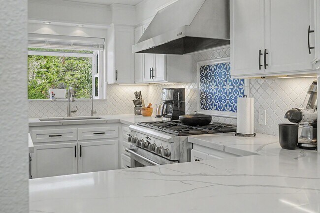 Building Photo - Luxury furnished retreat in Carmel Valley