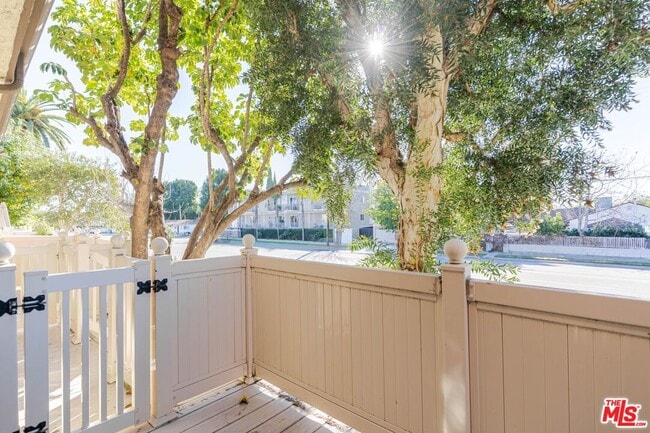 Building Photo - 13959 Victory Blvd