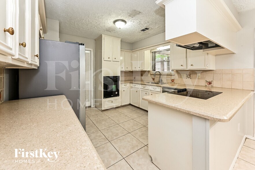 Building Photo - 16911 Memorial Oaks Ln