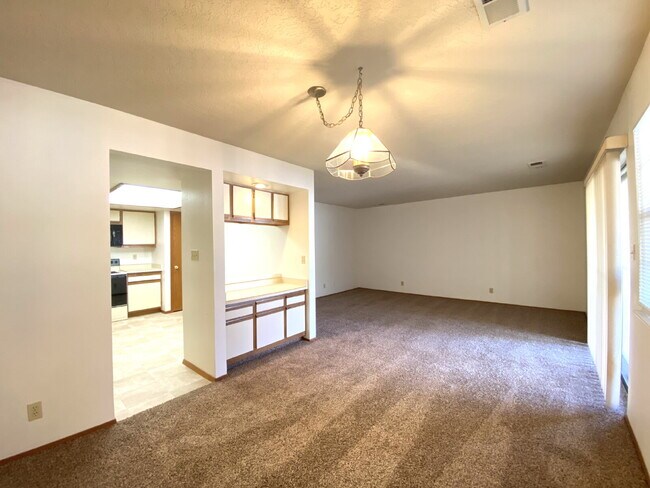 Building Photo - 1BR/1Bath Condo w/Garage