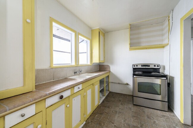 Building Photo - 1070 W Santa Ana Blvd