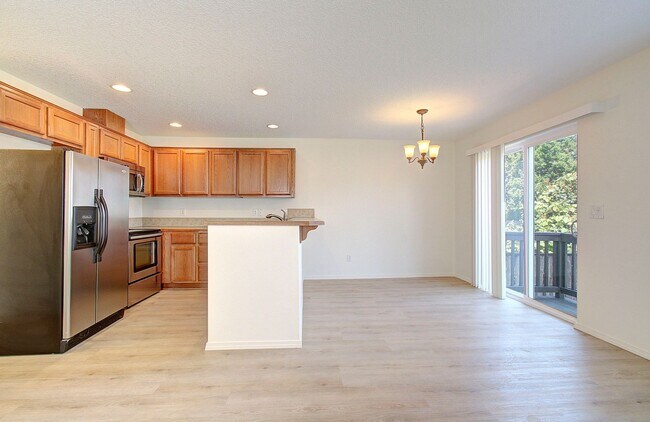 Building Photo - Beautiful Townhome- 3 Bedrooms
