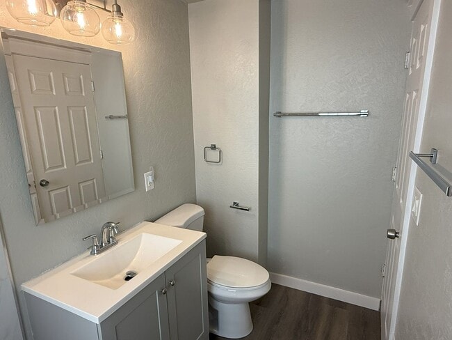 Building Photo - Private 4 bedroom home in West Allis
