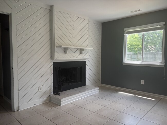 Building Photo - 1372 Riverside Dr