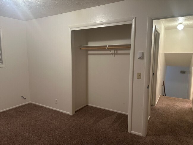 Building Photo - Spacious and recently updated, this 6-bedr...