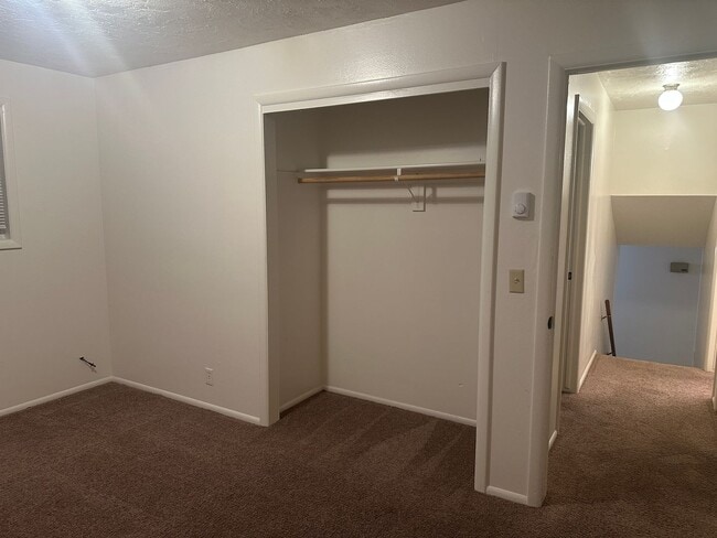 Building Photo - Spacious and recently updated, this 6-bedroom, 3-bathroom home in Ammon