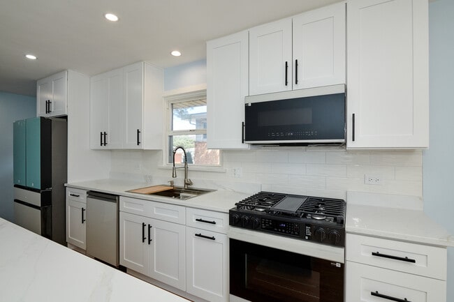 Building Photo - 8544 W Roseview Dr