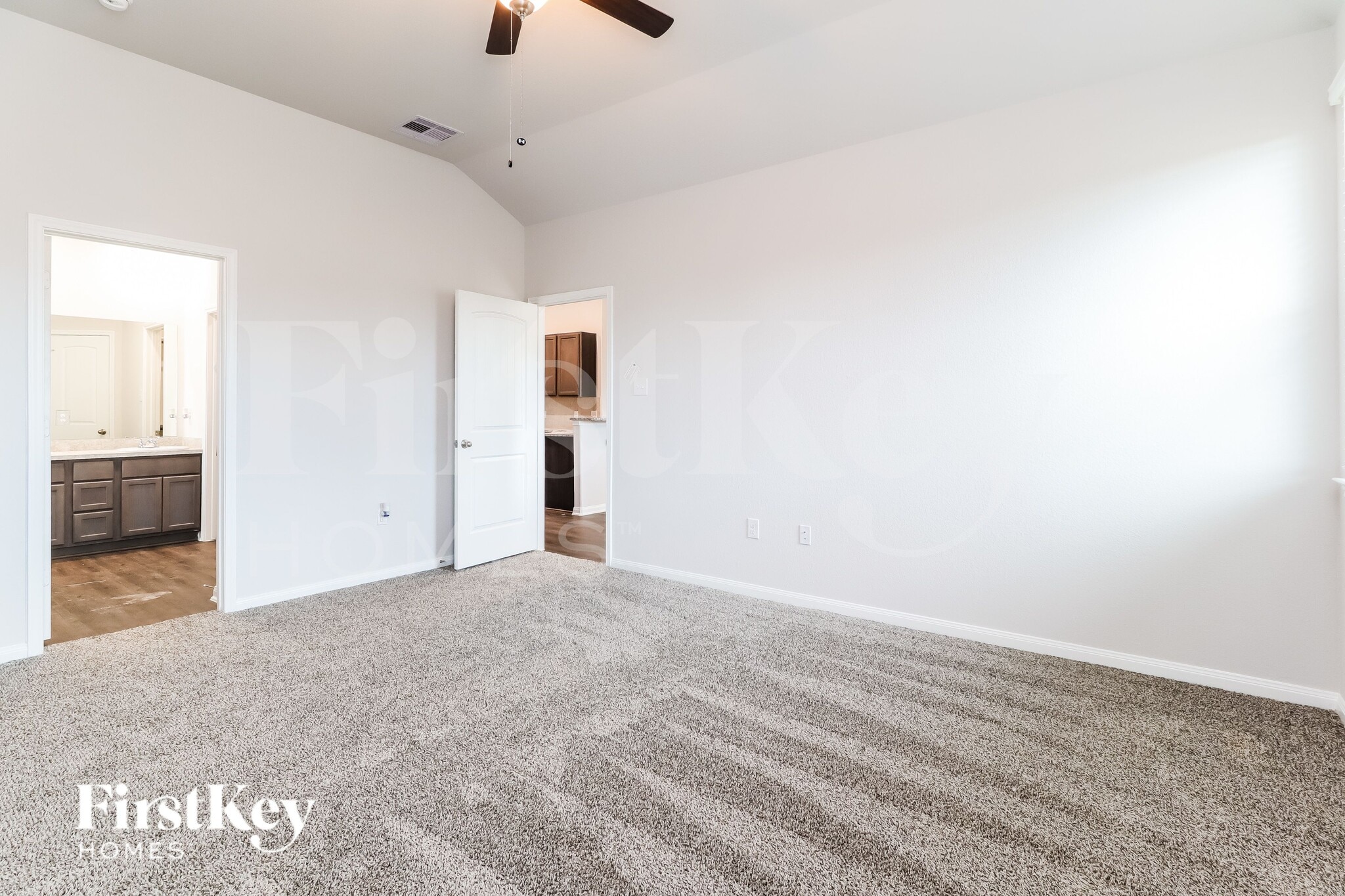 Building Photo - 14735 Country Club Dr