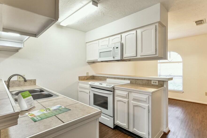 Building Photo - 6527 La Violetta Dr