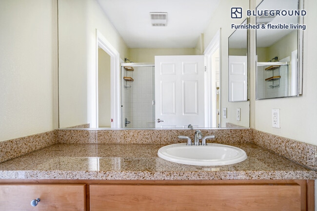 Building Photo - 853 Commodore Dr