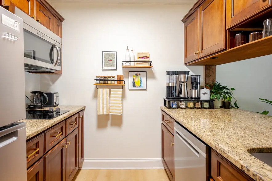 Kitchen - 807 W Trinity Ave, Unit 128