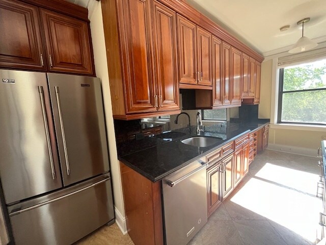 Kitchen with Large Fridge - 2000 N Lincoln Park W