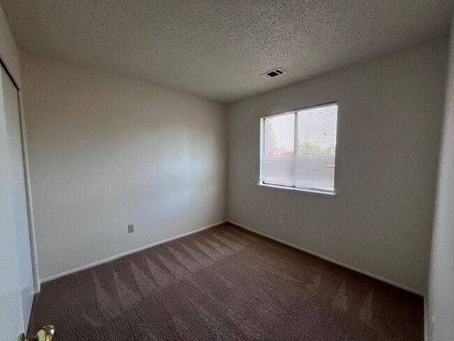 Building Photo - Nice pocket home with two fireplaces. Gardening service is included.
